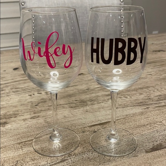 2 wine glasses / Hubby/Wifey